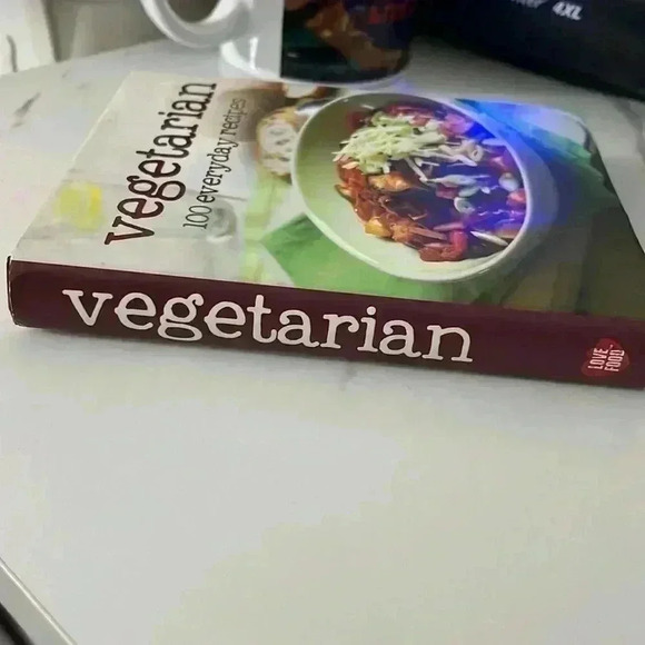 VEGETARIAN 100 everyday recipes cookbook. - Picture 3 of 4